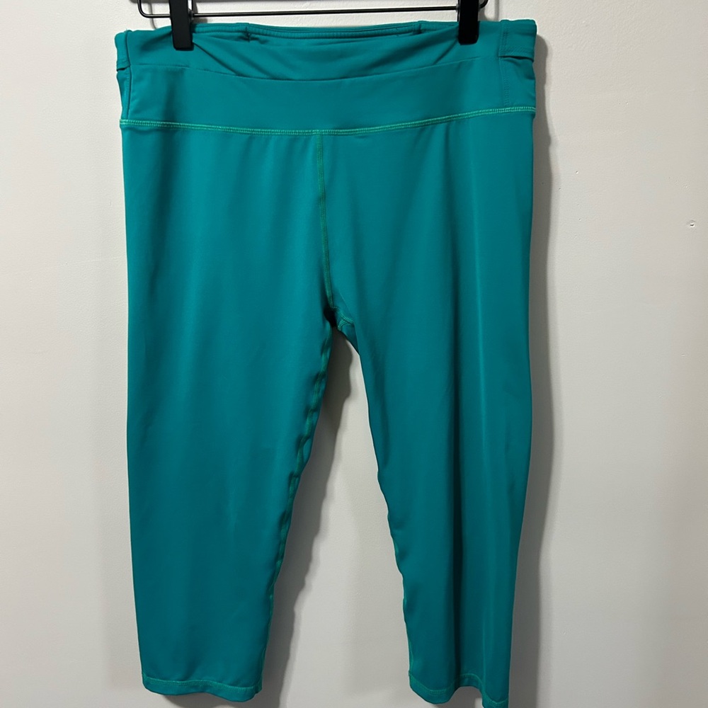 Silky Soft Teal Athletic Capri Leggings.